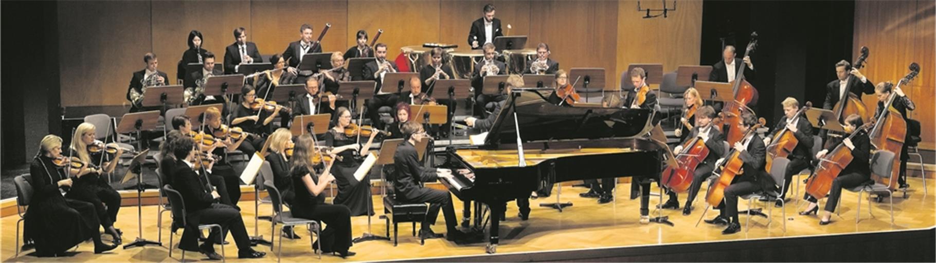 Gelungene Heimkehr des jungen Backnanger Pianisten Viktor Soos: Die Verschmelzung von Solist und Orchester zu einem großen Ganzen gelingt im Bürgerhaus vorzüglich.Foto: J. Fiedler