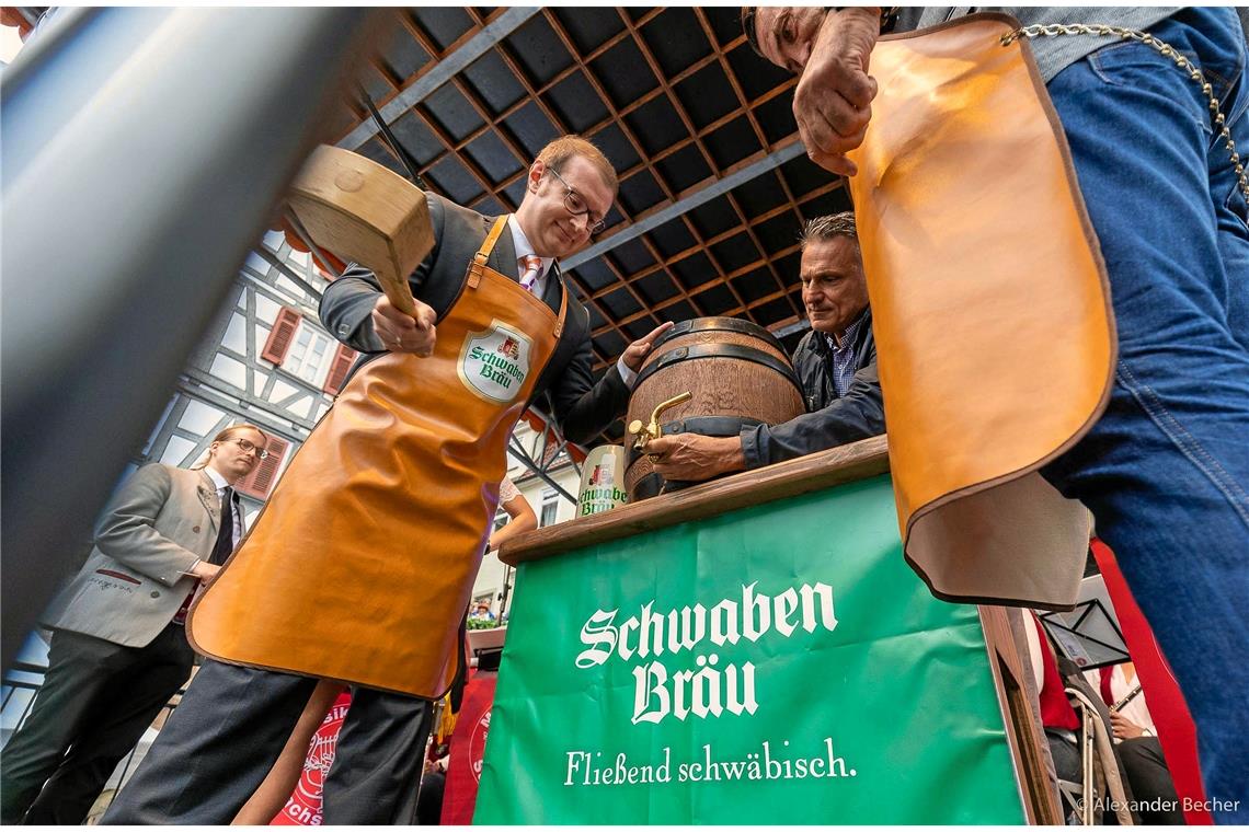 Interview mit Backnangs OB Friedrich: „Aufnahmefähigkeit ist begrenzt“ Gelungene Premiere: Maximilian Friedrich brauchte für den Fassanstich beim 50. Backnanger Straßenfest nur zwei Schläge.