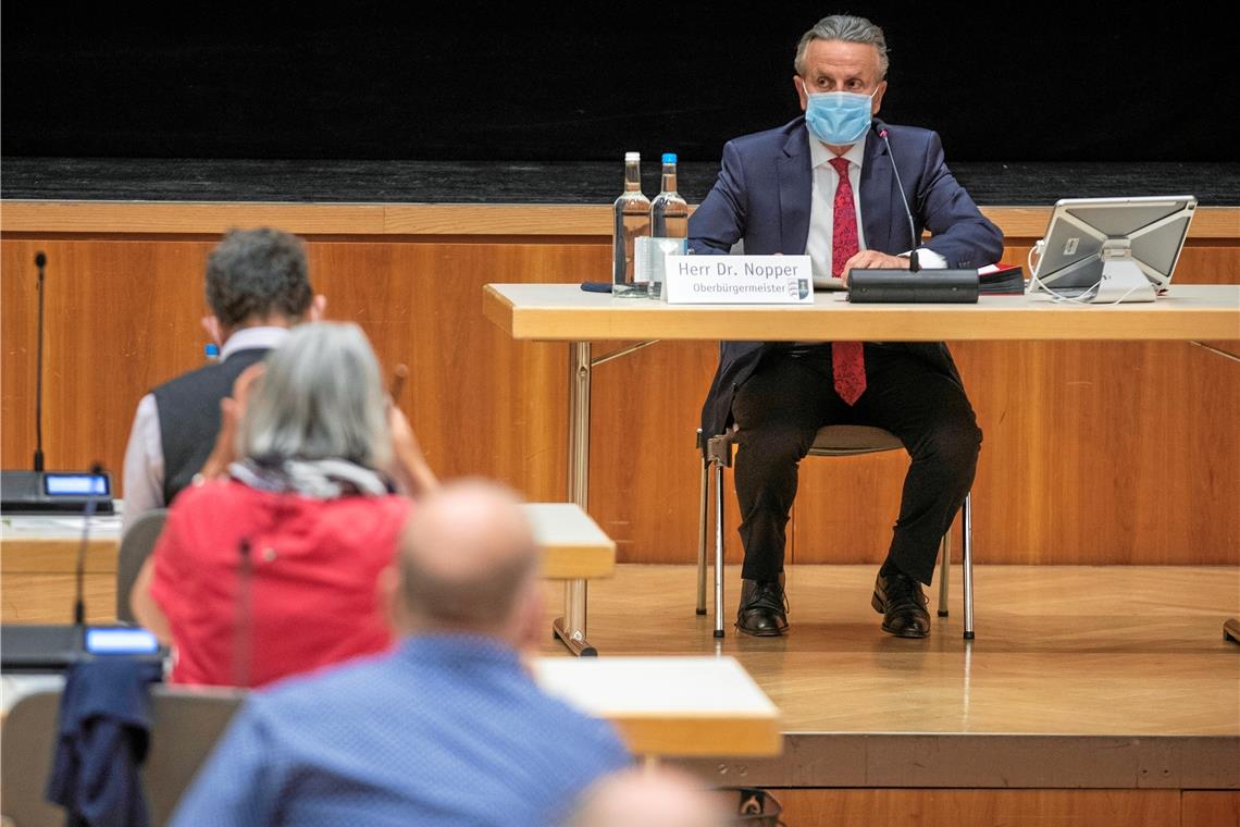 Statt Straßenfest ein Gänsemarkt mit Erlebnisnacht? Gemeinderatssitzung in Coronazeiten: Die Stadträte sitzen im Bürgerhaus mit großem Abstand voneinander und tragen zu Beginn wie OB Frank Nopper einen Mundschutz. Foto: A. Becher