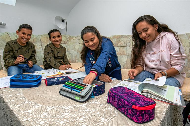 Gemeinsam erledigen die Geschwister ihre Hausaufgaben am Wohnzimmertisch (von links): Dilyar, Kaniwar, Heva und Aljin Alshekh Ahmad gehen mit Begeisterung zur Schule. Foto: A. Becher
