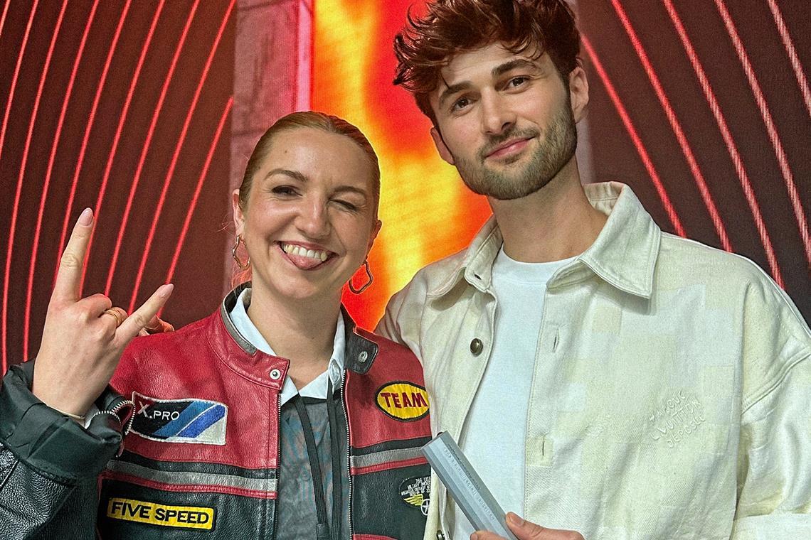 Gemeinsam mit Co-Producerin Lea Staron hat Niklas Straub den Werbefilmpreis entgegengenommen.