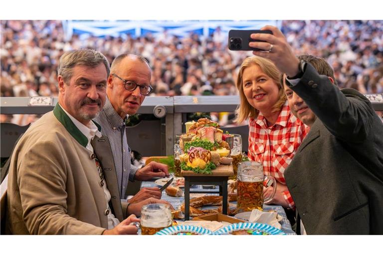 Gemeinsam mit CSU-Chef Markus Söder und den SPD-Parteivorsitzenden Bärbel Bas und Lars Klingbeil kam Merz ins Schottenhamel-Festzelt.