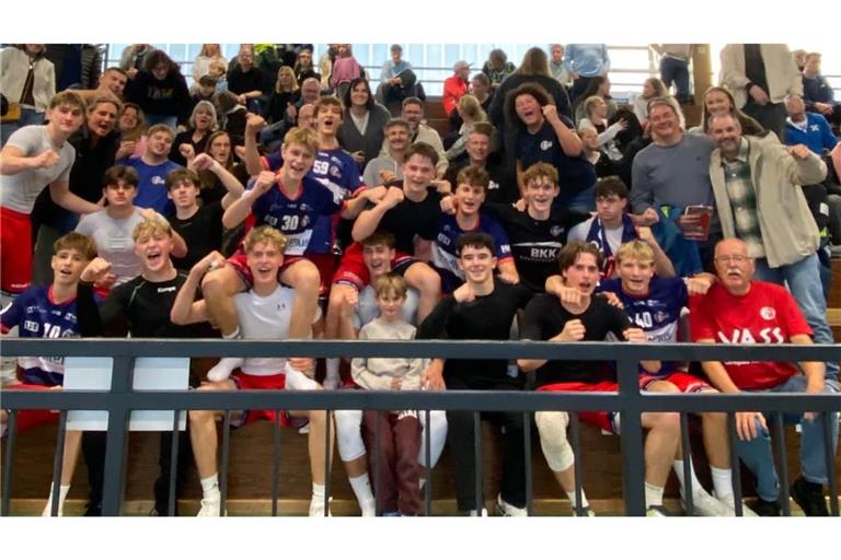Gemeinsam mit den Zuschauern bejubeln die B-Jugendhandballer der JANO Filder ihren deutlichen 36:26-Auswärtssieg beim TSV München-Allach.