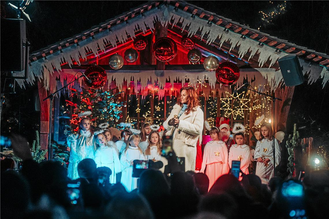 Gemeinsam mit einem Engelschor eröffnet Andrea Berg den Weihnachtsmarkt des Hote...