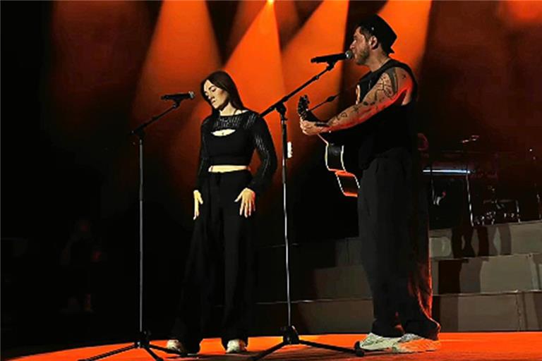 Gemeinsam mit Oerding singt Laura Schopf aus Auenwald den Song „Für immer ab jetzt“ vor dem Residenzschloss in Ludwigsburg. Screenshot: Instagram/johannesoerding