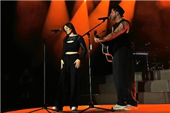 Gemeinsam mit Oerding singt Laura Schopf aus Auenwald den Song „Für immer ab jetzt“ vor dem Residenzschloss in Ludwigsburg. Screenshot: Instagram/johannesoerding