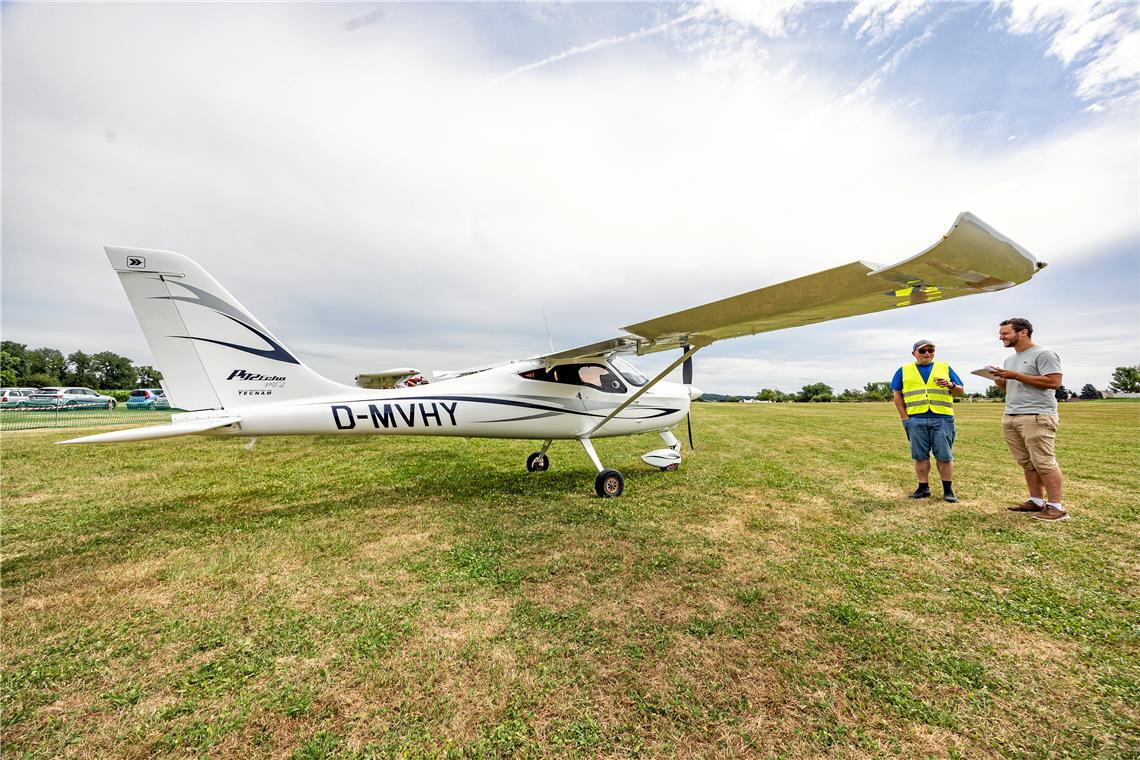 Gemeinsam mit Pilot Mario Wünsche (links) geht es auch für BKZ-Redakteur Kai Wieland in einem Ultraleichtflugzeug des Typs P92 Echo MK2 in die Lüfte.