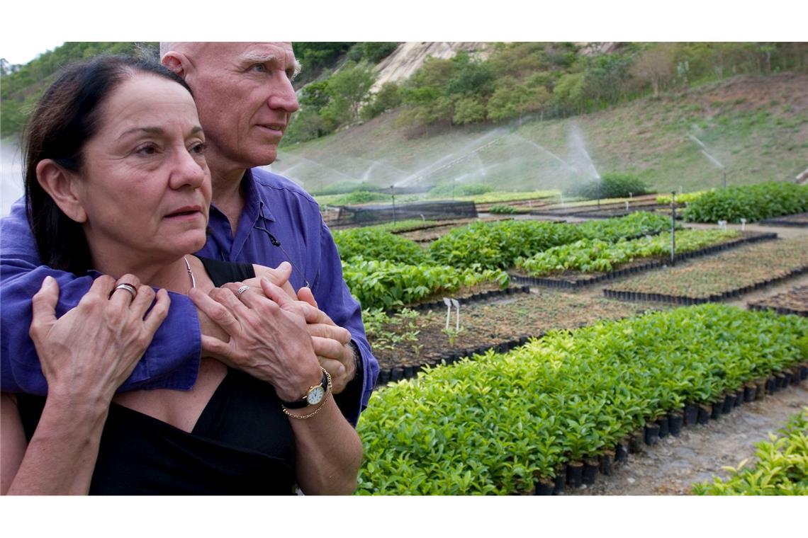 Sozialkritiker und Naturfreund: Starfotograf Salgado ist tot Gemeinsam mit seiner Frau Lelia Wanick Salgado forstete Sebastião Salgado die Farm seiner Eltern auf und setzte sich für Naturschutz ein.