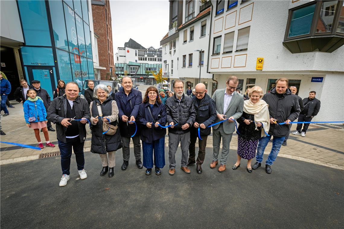 Herausforderndes Projekt offiziell abgeschlossen Gemeinsam mit Stadträten, Gewerbetreibenden und Gästen wurde die Neugestaltung offiziell eingeweiht (von links nach rechts): Markus Sammet, Sabine Kutteroff, Stefan Setzer, Simone Kirschbaum, Heinz Franke, Volker Schwarze, Maximilian Friedrich, Janette Potter, und Manuel Häußer. Foto: Alexander Becher