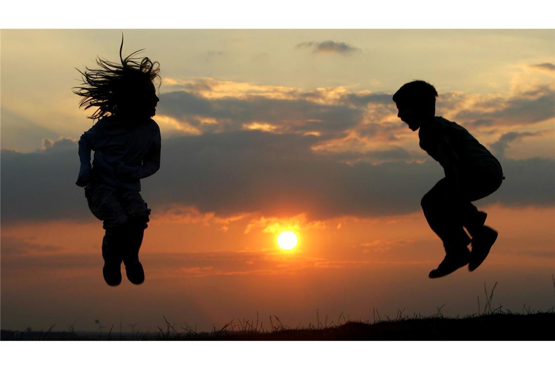 Gemeinsam spielen - sich fremden Kindern kann das anfangs schwerfallen. (Symbolbild)