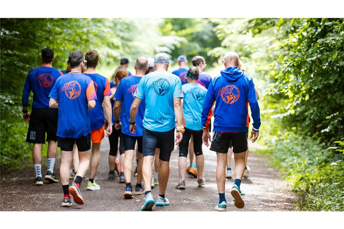 Gemeinsam statt allein: Fynn Thome trainiert mit Läuferinnen und Läufern der LTF Theeltal für die Wettbewerbe der Special Olympics.