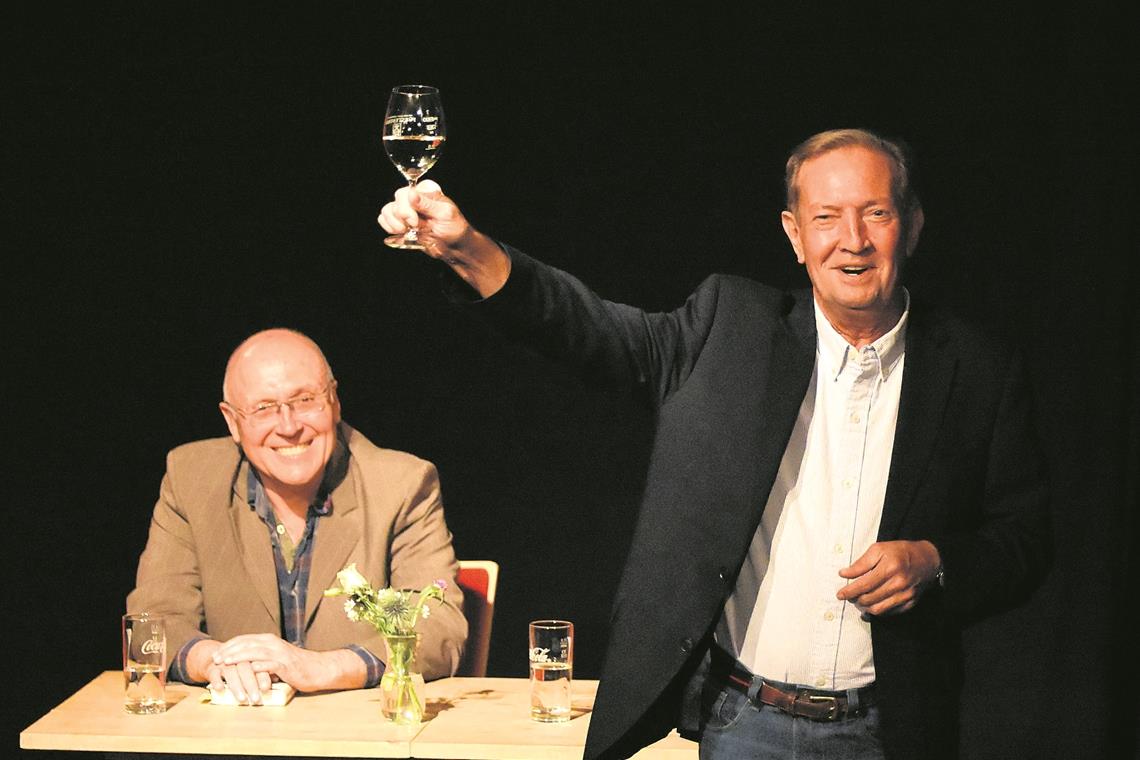 Französische Küche und ein Mord Gemeinsam stellten sie den Krimi „Menu surprise: Der elfte Fall für Bruno, Chef de police“ vor: Martin Walker (rechts) und Jo Jung. Foto: T. Sellmaier