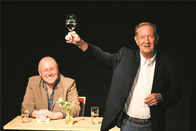 Gemeinsam stellten sie den Krimi „Menu surprise: Der elfte Fall für Bruno, Chef de police“ vor: Martin Walker (rechts) und Jo Jung. Foto: T. Sellmaier
