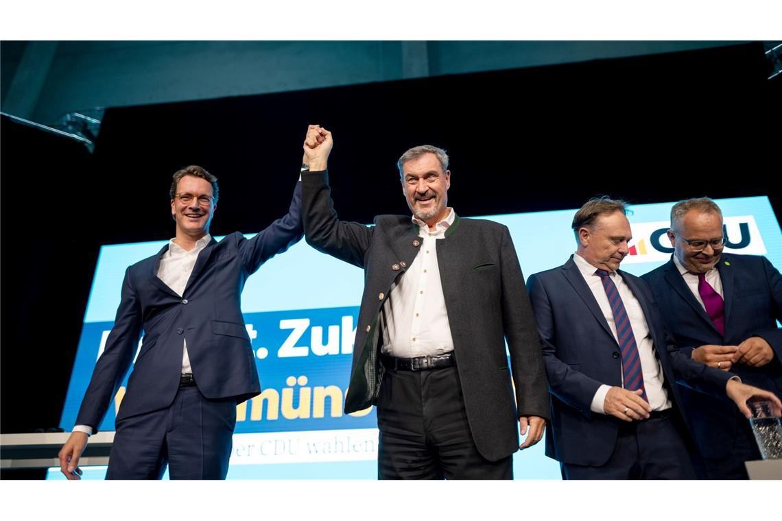 Gemeinsamer Auftritt von Hendrik Wüst (l-r), Ministerpräsident von Nordrhein-Westfalen, und Markus Söder, Ministerpräsident von Bayern, im münsterländischen Bocholt im Vorfeld der Kommunalwahl in Nordrhein-Westfalen .