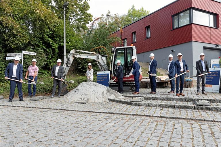 Gemeinsamer Startschuss (von links): Dirk Fieml (tktVivax), Ralf Schilling (Netcom BW), Michael Meyle (Syna), Bürgermeisterin Sabine Welte-Hauff (Aspach), die Bürgermeister Uwe Bossert (Spiegelberg) und Markus Kleemann (Oberstenfeld), Matthias Hermann (Netcom BW), Gerd Holzwarth (Dezernent im Landratsamt Rems-Murr), Michael Rau (Netze BW) und Bürgermeister Patrick Holl (Beilstein). Foto: J. Fiedler