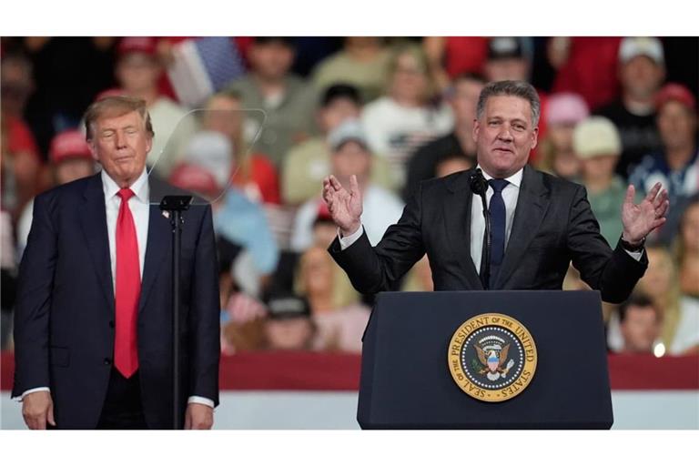 Gemeinsamer Wahlkampf-Auftritt mit Audi-Chef Gernot Döllner: US-Präsident Donald Trump kündigte ein Audi-SUV-Werk in den USA an.