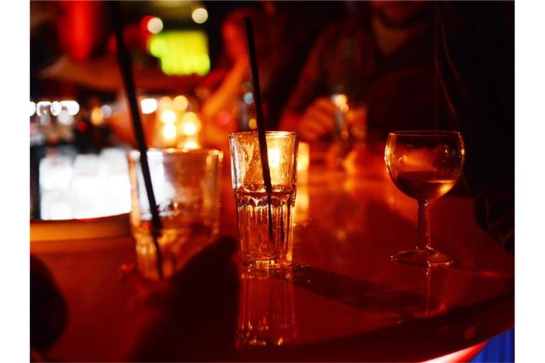 Gemeinsames Feiern kann gefährlich werden, wenn Täter aus dem Bekanntenkreis oder fremde Kriminelle Chemikalien nutzen, um Opfer wehrlos zu machen. B. Foto: Jens Kalaene/dpa-Zentralbild/dpa