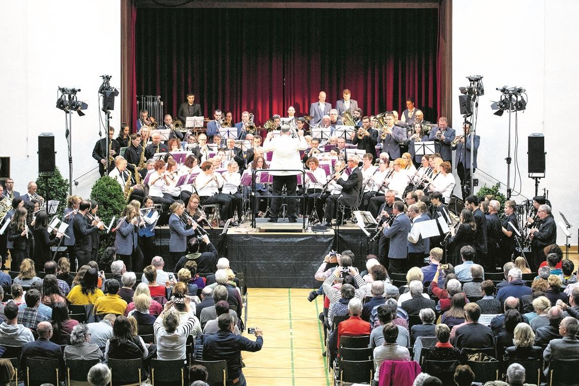 Musik kennt keine Grenzen Gemeinsames Spiel in der Backnanger Stadthalle: Alle drei Orchester aus Backnang, Annonay und Chelmsford auf beziehungsweise vor der Bühne. Foto: A. Becher