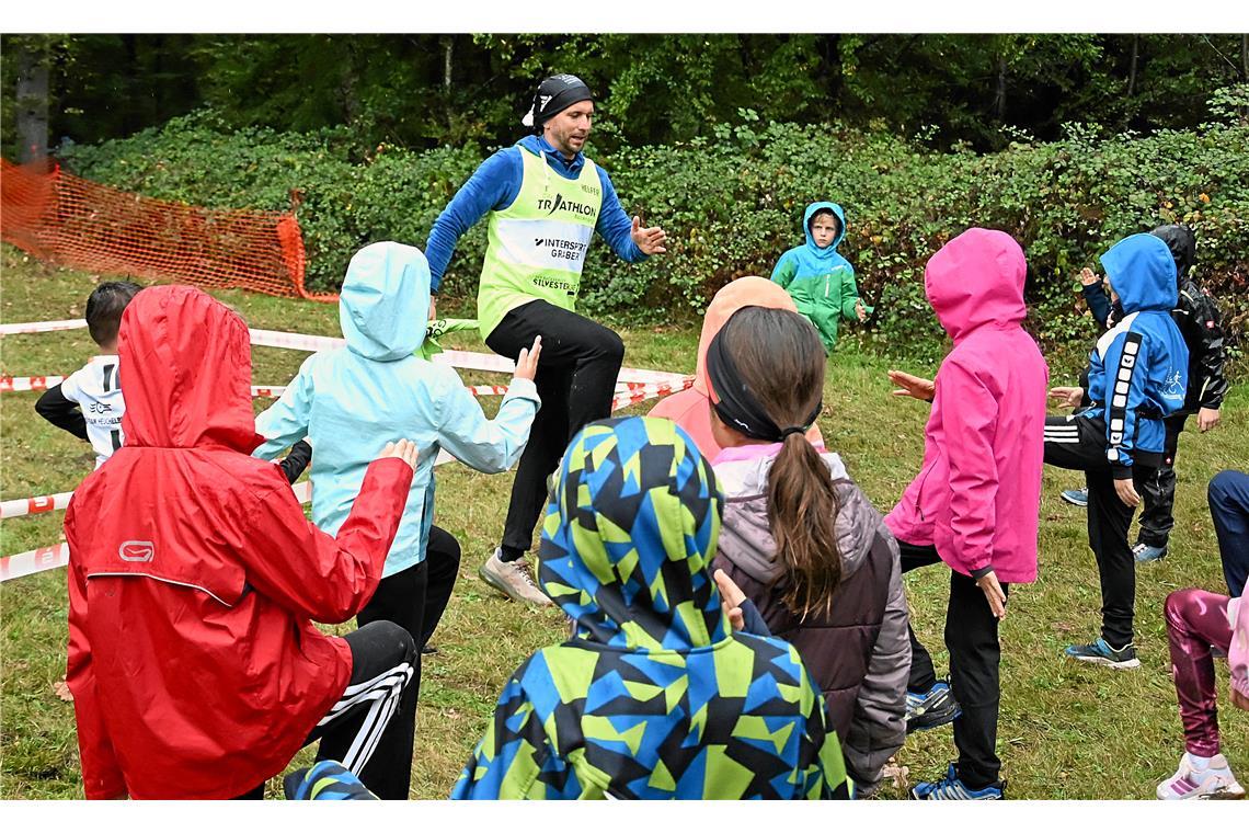 Gemeinsames Warm-Up mit Christopher Hettich beim 4. Kindercrossduathlon des TC B...