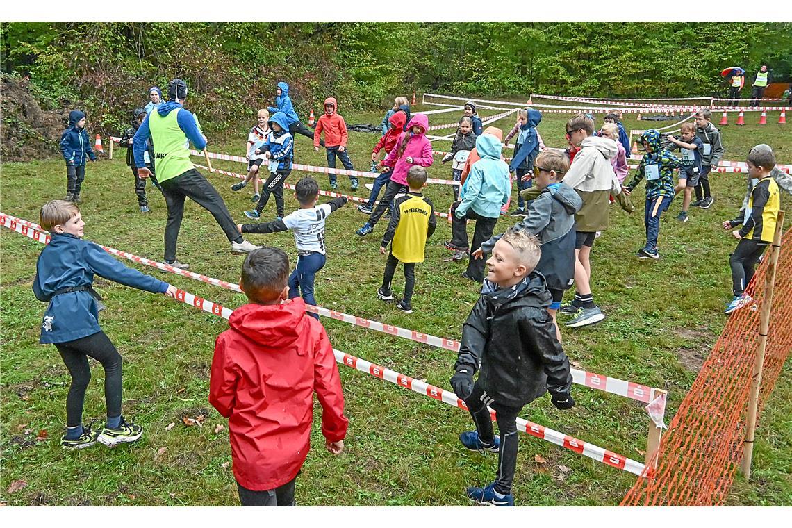 Gemeinsames Warm-Up mit Christopher Hettich beim 4. Kindercrossduathlon des TC B...
