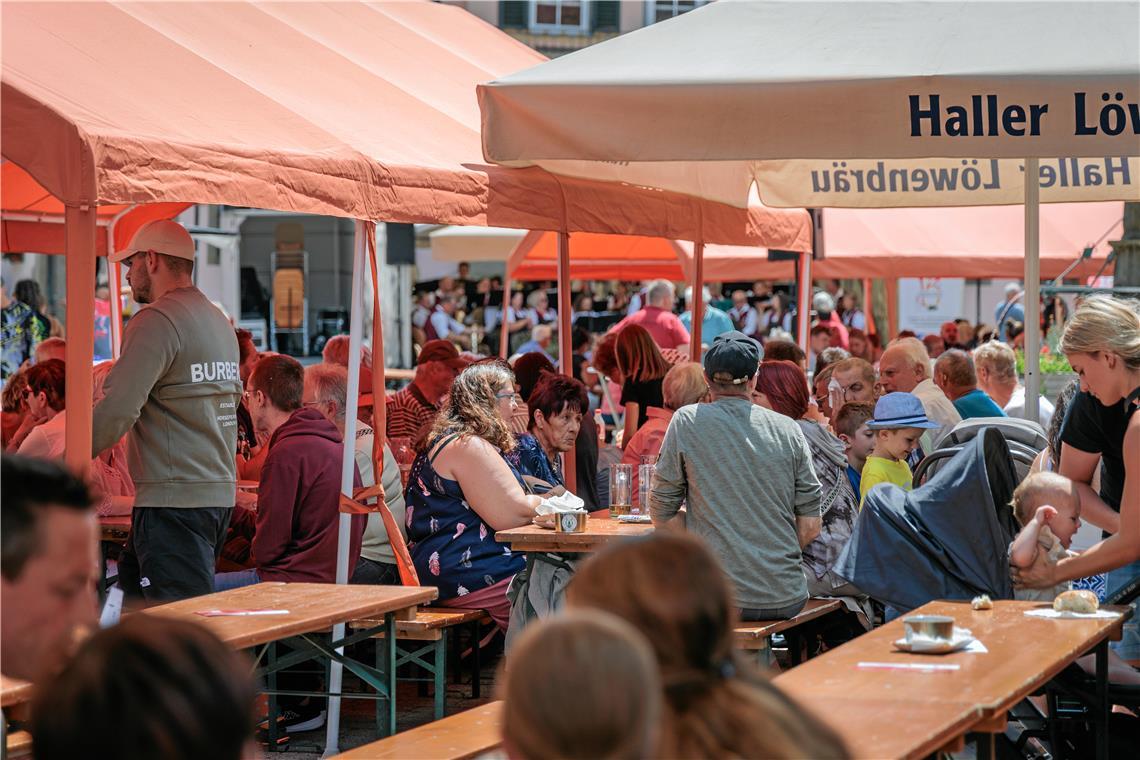 Gemütliches Beisammensein im Schatten der Schirme.