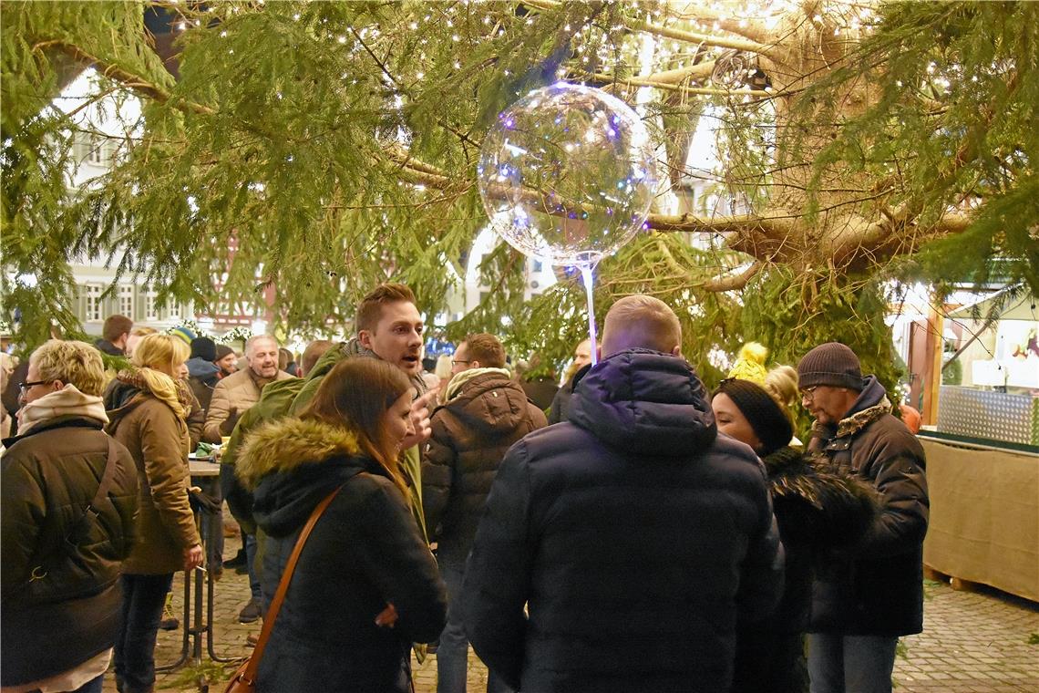 Gemütliches Plätzchen: Besucher plauschen unterm Weihnachtsbaum.