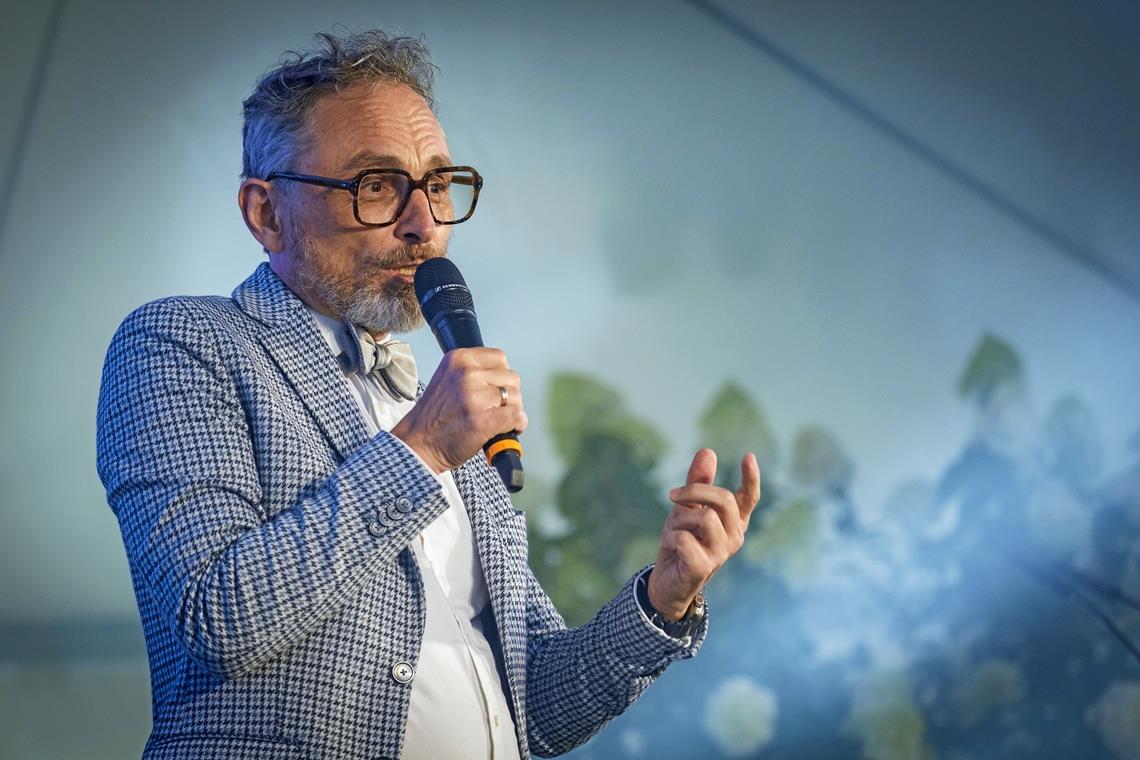 „Wir Unternehmer müssen den Wandel vorantreiben“ Gemusterter Anzug, Hornbrille, zerzauste Haare, österreichische Sprachfärbung und ständig einen Gag auf Lager: Christoph Holz wird vielen im Gedächtnis bleiben. Foto: Alexander Becher