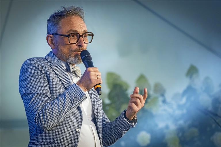 Gemusterter Anzug, Hornbrille, zerzauste Haare, österreichische Sprachfärbung und ständig einen Gag auf Lager: Christoph Holz wird vielen im Gedächtnis bleiben. Foto: Alexander Becher