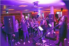 Genau wie im Jahr 2023 sind Lay Down Layla um Sängerin Madi wieder mit von der Partie, diesmal allerdings nicht im Merlin, sondern im Wohnzimmer. Archivbild: Tobias Sellmaier