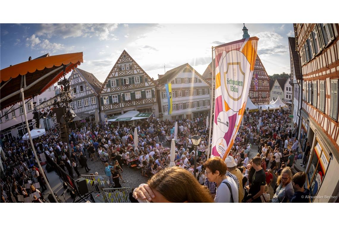 Genauso wie auf dem Marktplatz. Dort drängen sich nach der offiziellen Eröffnung...