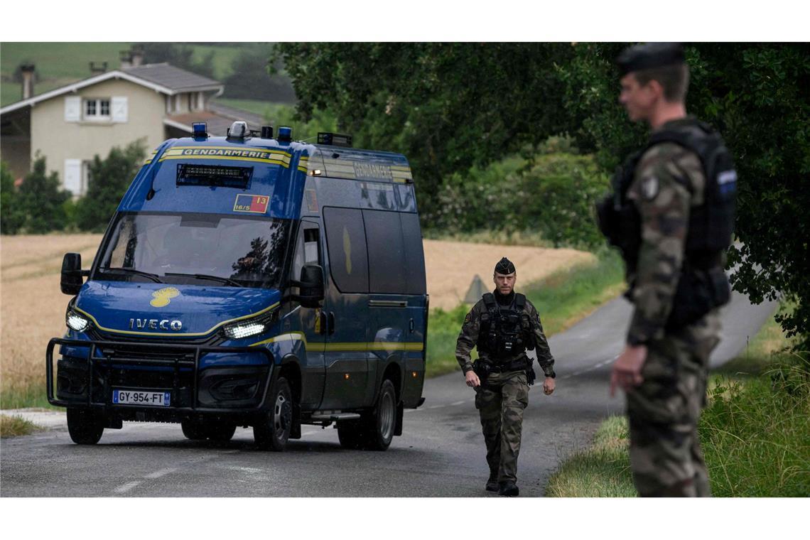 Gendarmen in der Nähe des Leichenfundortes: Der Tod einer tagelang vermissten Elfjährigen sorgt in Frankreich für große Erschütterung.