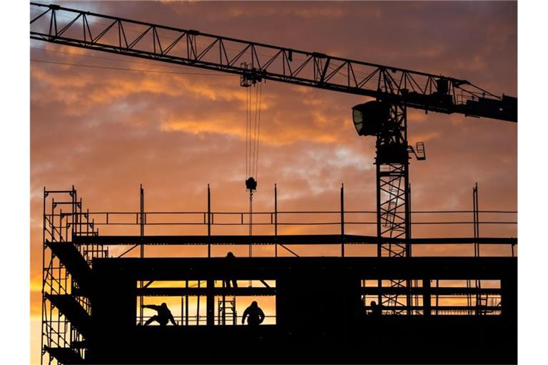 Genehmigt ja, gebaut nicht unbedingt: Die Zahl der Baugenehmigungen steigt, allerdings auch der sogenannte „Bauüberhang“. Foto: Julian Stratenschulte/dpa