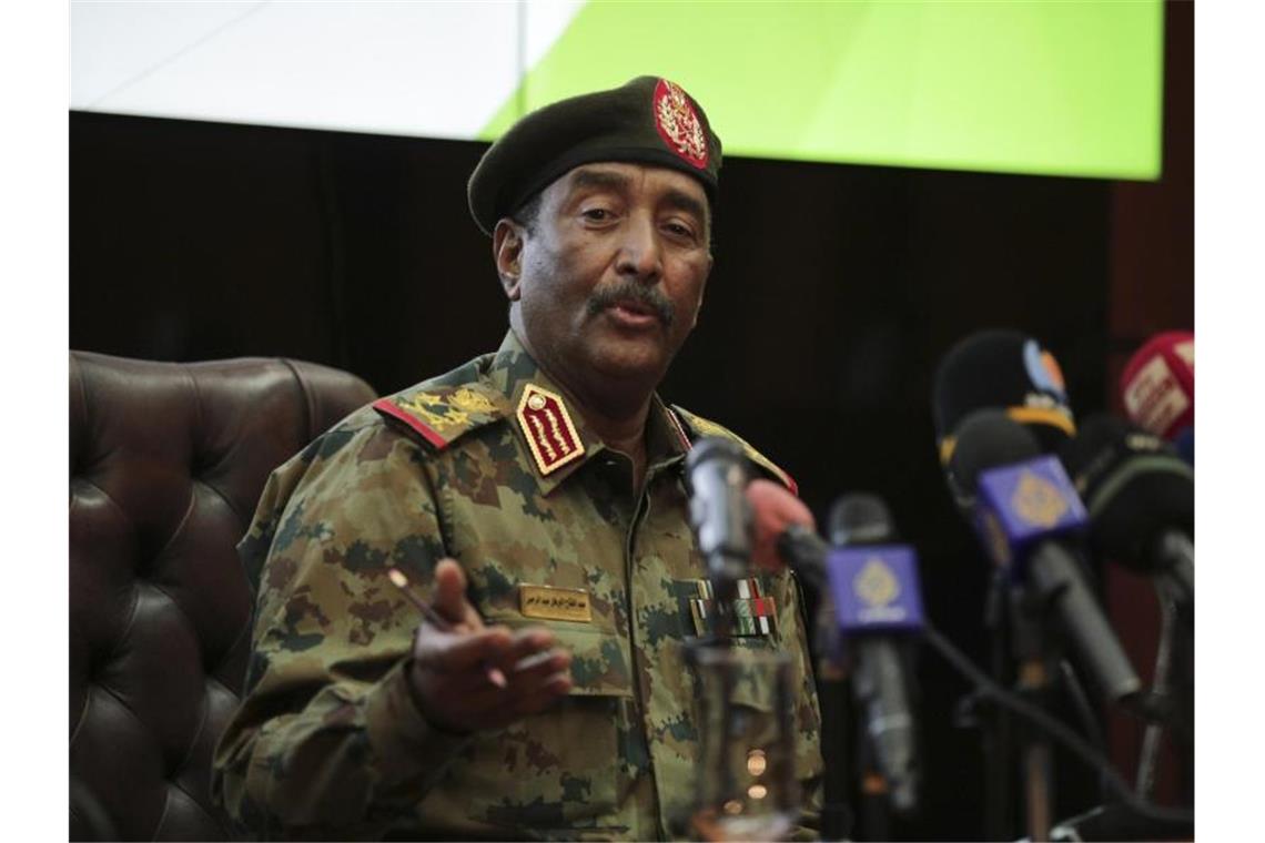 General Abdel Fattah al-Burhan, höchster Militärvertreter im Sudan, spricht während einer Pressekonferenz im Generalkommando der Streitkräfte in Khartum. Foto: Marwan Ali/AP/dpa