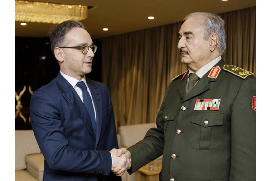 General Chalifa Haftar (r.), ein Hauptakteur im libyschen Bürgerkrieg, begrüßt Bundesaußenminister Heiko Maas in seinem Hauptquartier. Foto: Xander Heinl/photothek.net/dpa