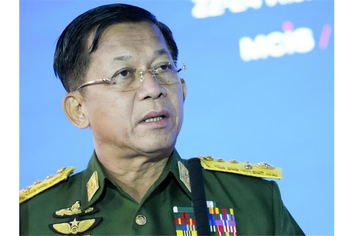 General Min Hlaing Aung, Oberbefehlshaber der Streitkräfte in Myanmar, während einer Pressekonferenz. Foto: Alexander Zemlianichenko/Pool AP/dpa