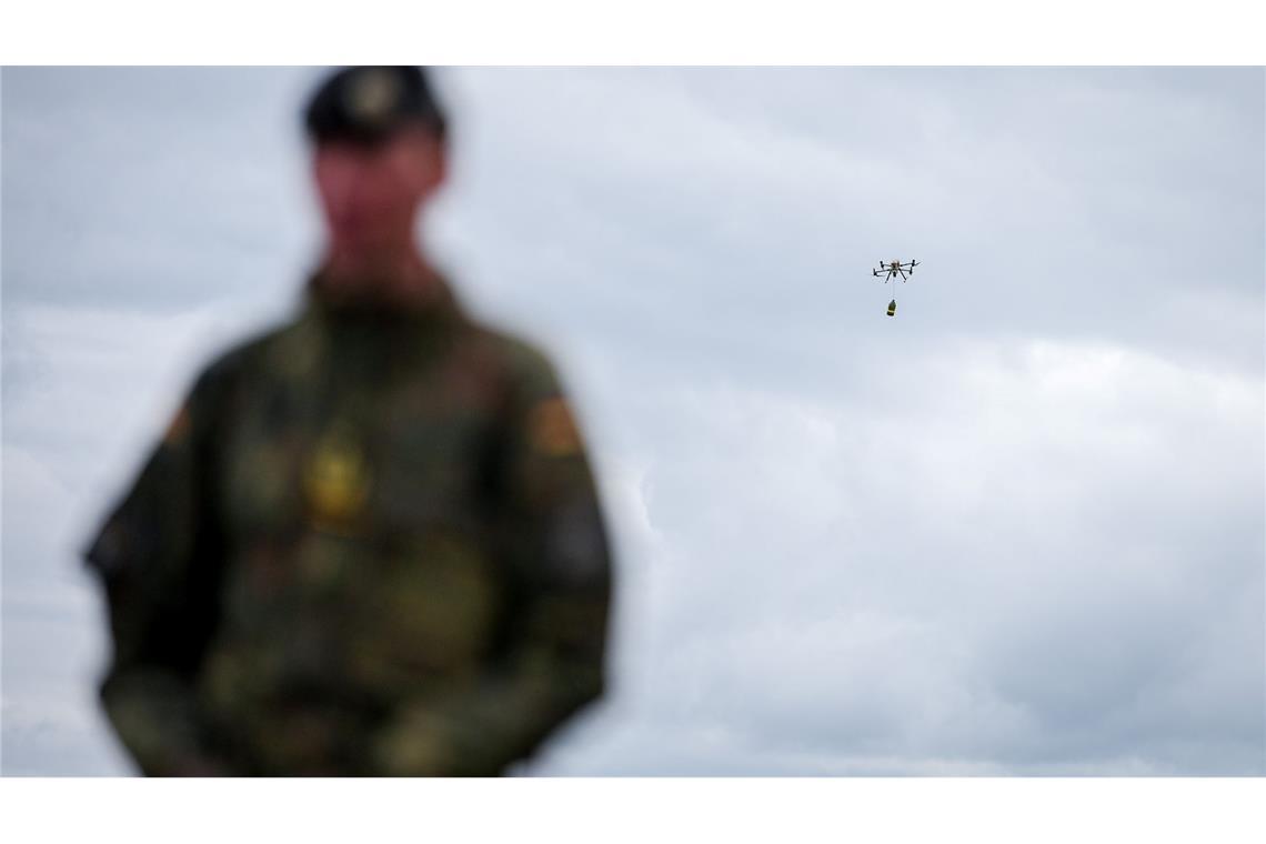 Generalleutnant Christian Freuding vor Drohne am Himmel