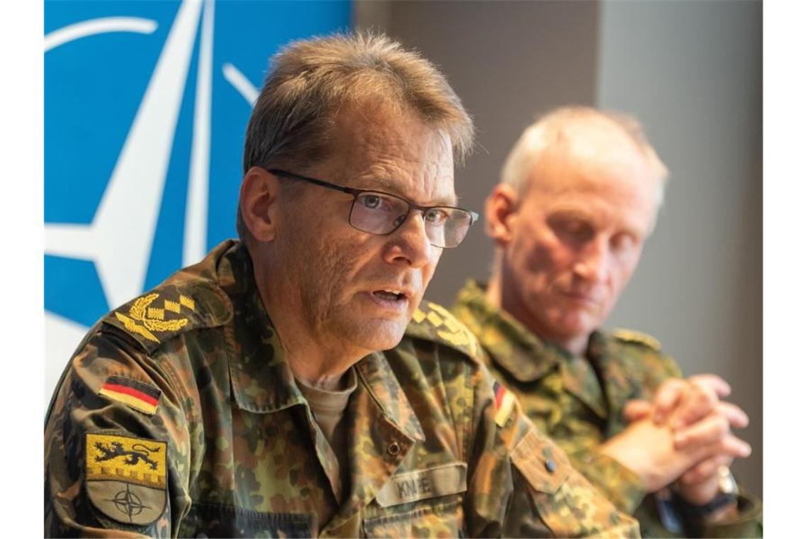 Generalleutnant Jürgen Knappe (l) spricht neben dem Vizeadmiral Joachim Rühle bei einer Pressekonferenz teil. Foto: Stefan Puchner