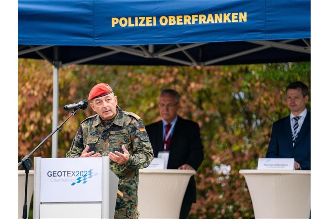 Generalmajor Carsten Breuer (l) ist für die Leitung des geplanten Corona-Krisenstabs im Gespräch. Foto: Nicolas Armer/dpa/Archiv