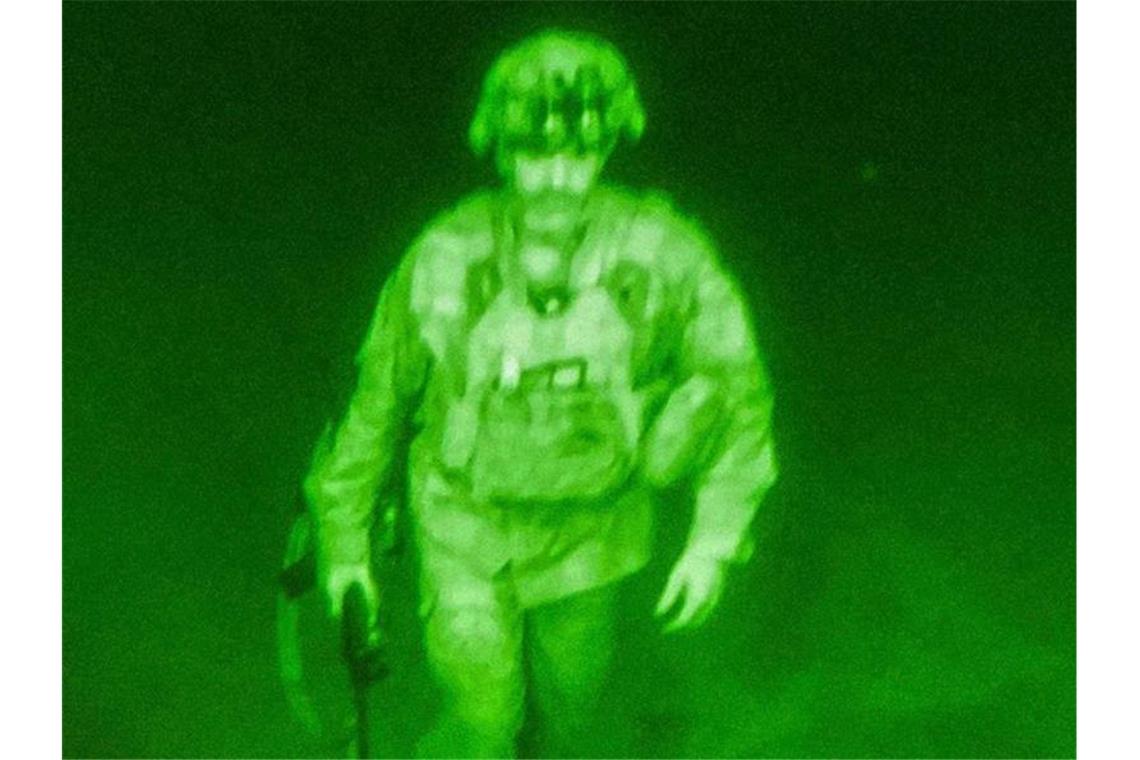 US-Abzug beendet - Warten auf neue Taliban-Regierung Generalmajor Chris Donahue, Kommandeur der 82. Luftlandedivision der US-Armee, XVIII. Luftlandekorps, verlässt als letzter US-Soldat afghanischen Boden (Aufnahme durch Nachtsichtgerät). Foto: Uncredited/U.S. Central Command via AP/dpa