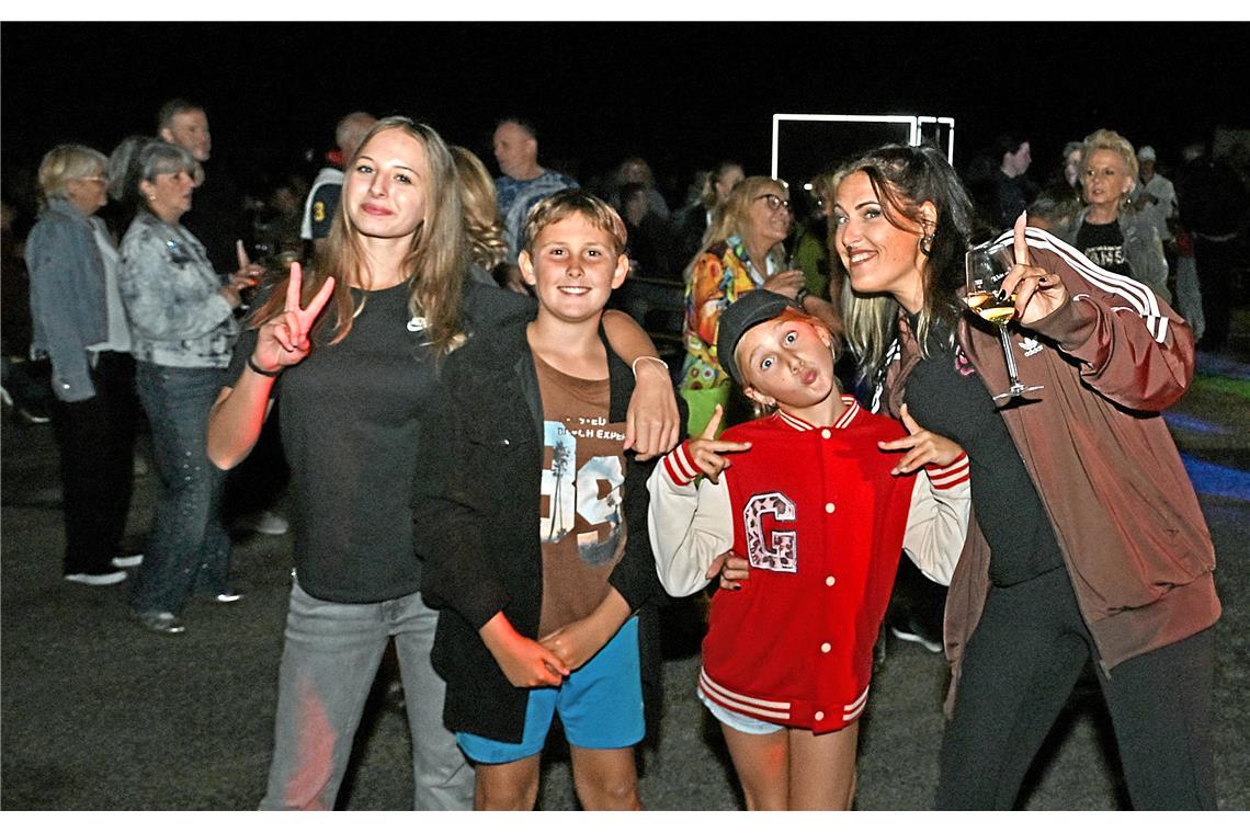 Generationenübergreifend ist die Party an der Kelter voll im Gange. Kelter. Wein...