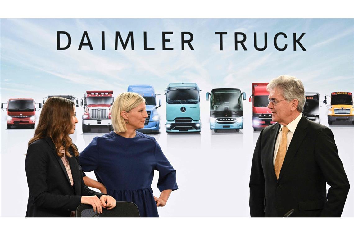 Mehr Zuversicht, weniger Kosten – und eine stabile Dividende Generationswechsel: Die Daimler-Truck Vorstandsvorsitzende Karin Radström (Mitte) und die Finanzchefin Eva Scherer im Gespräch mit Aufsichtsratsboss Joe Kaeser.