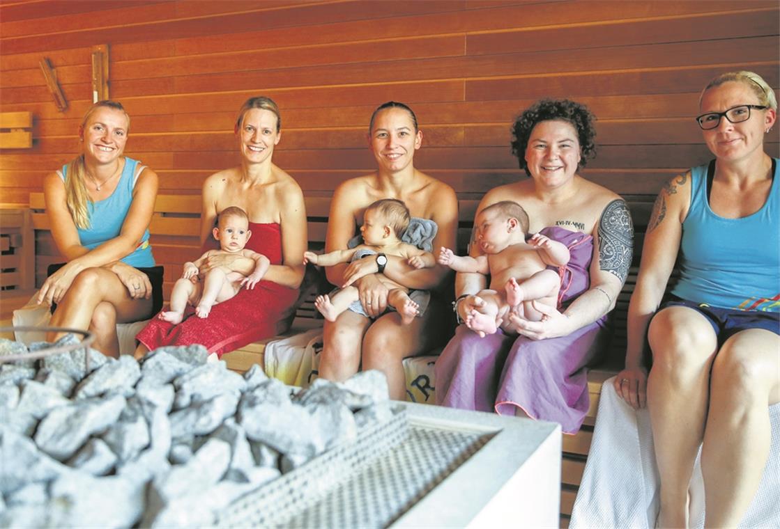 Genießen unter der Anleitung von Stefanie Guthardt (links) und Bianca Bohn (rechts) gemeinsam mit den Babys die wohlige Wärme (von links): Yvonne Schreiner und Simon, Jasmin Jack und Malia, Marina Bohn und Henry. Foto: A. Becher