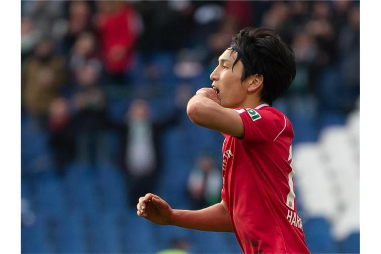 Genki Haraguchi jubelt nach seinem Tor zum 3:2-Endstand für Hannover 96 gegen Aue. Foto: Swen Pförtner/dpa