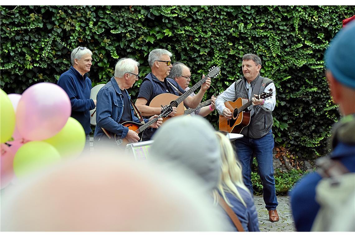 Positive Bilanz des Partnerstädtefestivals in Backnang Gentleman of Io stimmen ihr erstes Instrumentalstück des Tages bei der Festivaleröffnung am Marktplatz an. Später sind sie unter anderem am Murrufer bei der Bleichwiese zu hören.
