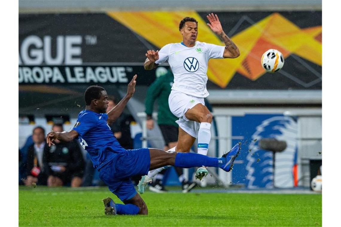 Nach 2:0-Führung: Wolfsburg verspielt Sieg in Gent Gents Michael Ngadeu-Ngadjui (l) versucht Wolfsburgs Lukas Nmecha vom Ball zu trennen. Foto: Guido Kirchner/dpa