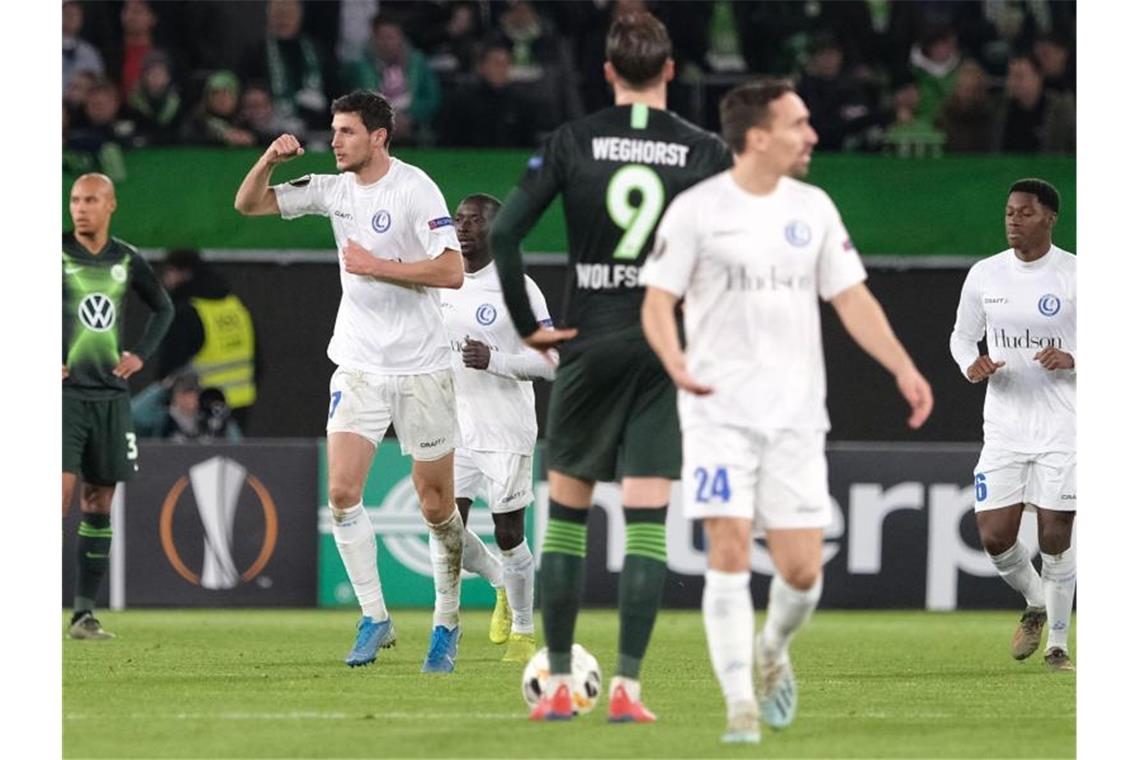 Gents Roman Yaremchuk (2.v.l) bejubelt sein Tor zum 1:1 gegen den VfL Wolfsburg. Foto: Peter Steffen/dpa