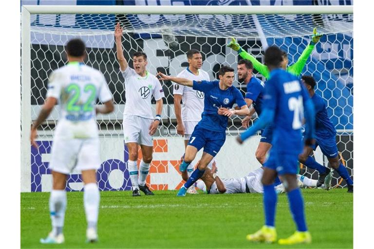 Gents Roman Yaremchuk (4.v.l.) sorgte kurz vor Schluss für das 2:2 gegen den VfL Wolfsburg. Foto: Guido Kirchner/dpa
