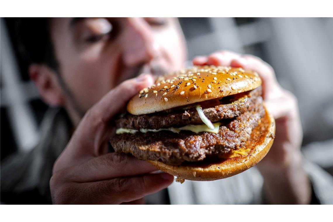 Können Vegetarier bald in einen echten Burger beißen? Genuss ohne Tierleid: Für Vegetarier könnte Laborfleisch zu einer echten Alternative werden. (Archivbild)