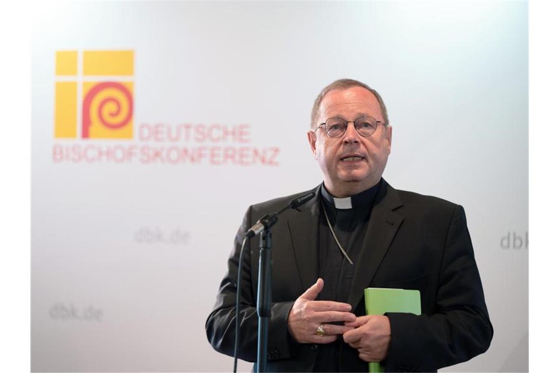Georg Bätzing, Bischof von Limburg und Vorsitzender der Deutschen Bischofskonferenz, spricht zu Beginn der Herbstvollversammlung in Fulda. Foto: Sebastian Gollnow/dpa