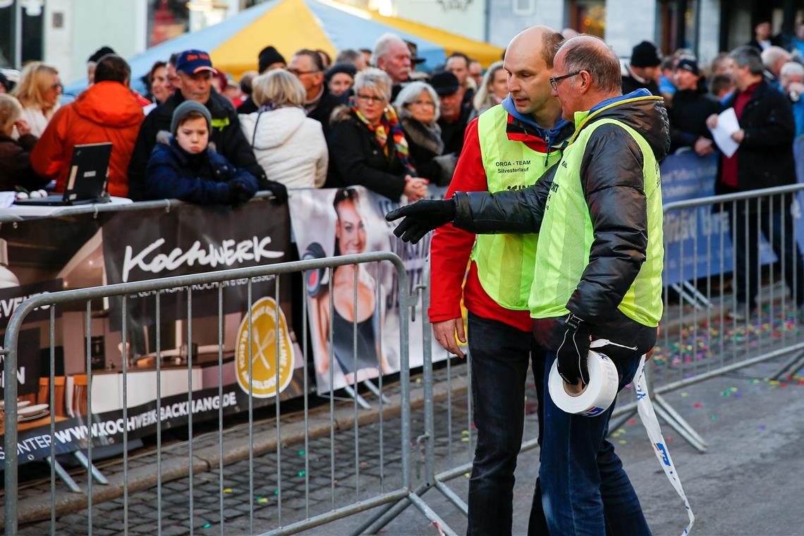 Kaum noch Hoffnung für den Silvesterlauf Georg Beis (links) und Rolf Hettich haben sich viele Gedanken gemacht und für den Silvesterlauf ein alternatives Konzept mit deutlich weniger Startern und fast ohne Zuschauer entwickelt. Dennoch bekommen die Organisatoren von der Stadt wohl kein grünes Licht.Foto: A. Becher